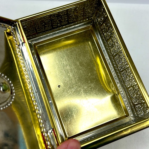 - Vintage tin confectionary box with red velvet and faux cameo hinged lid - Picture 11 of 12